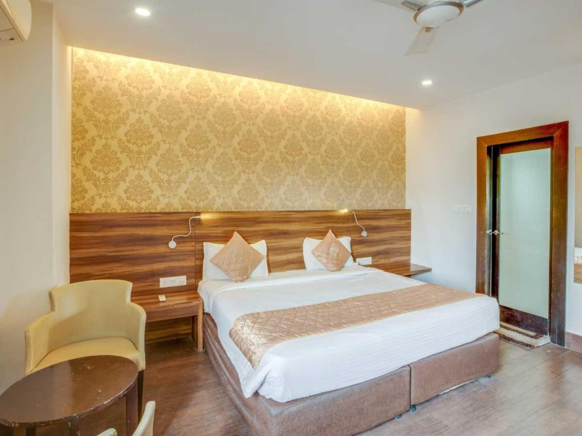 Hotel Sandstone Inn Lucknow Exterior photo
